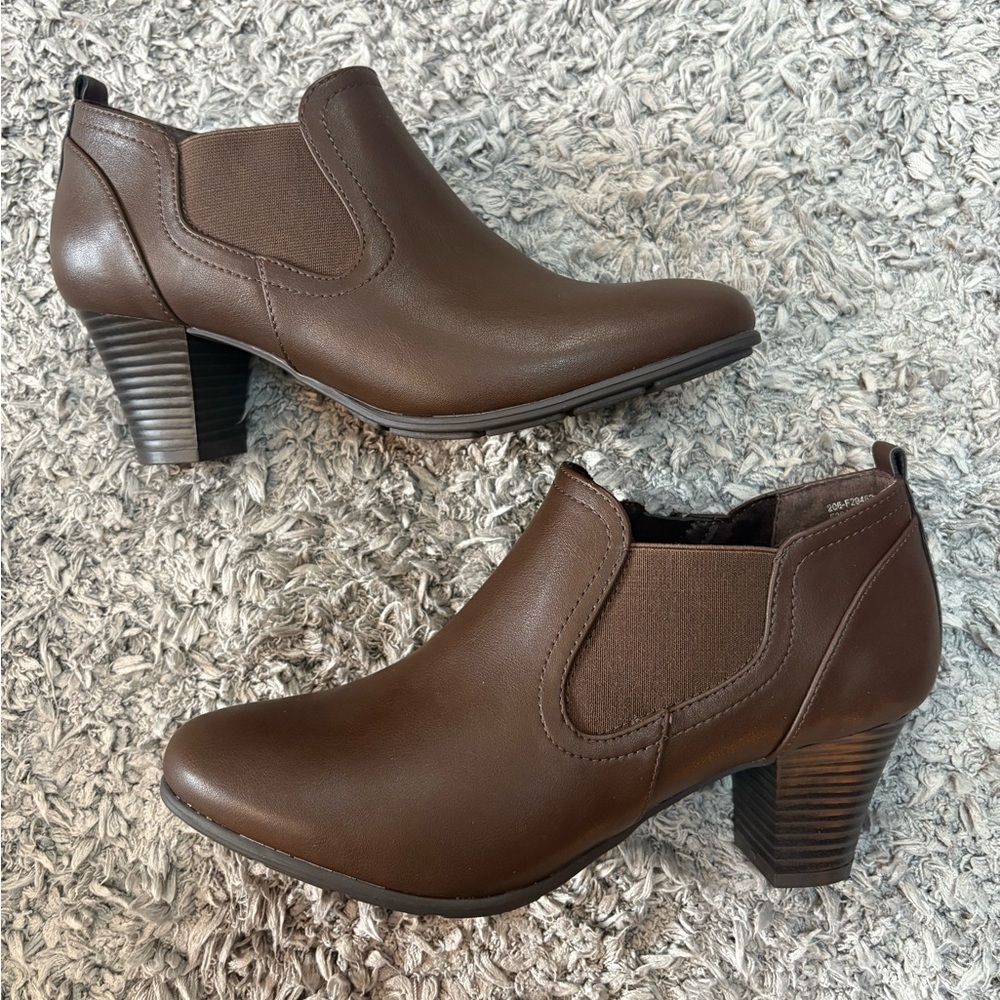 Solanz NWT Leather Nelli Brown Ankle Boots